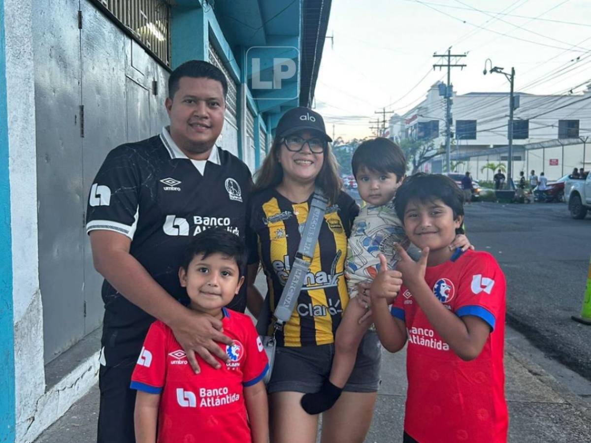 Aficionado disfrazado de jeque, bellas chicas y ambientazo en el Francisco Morazán