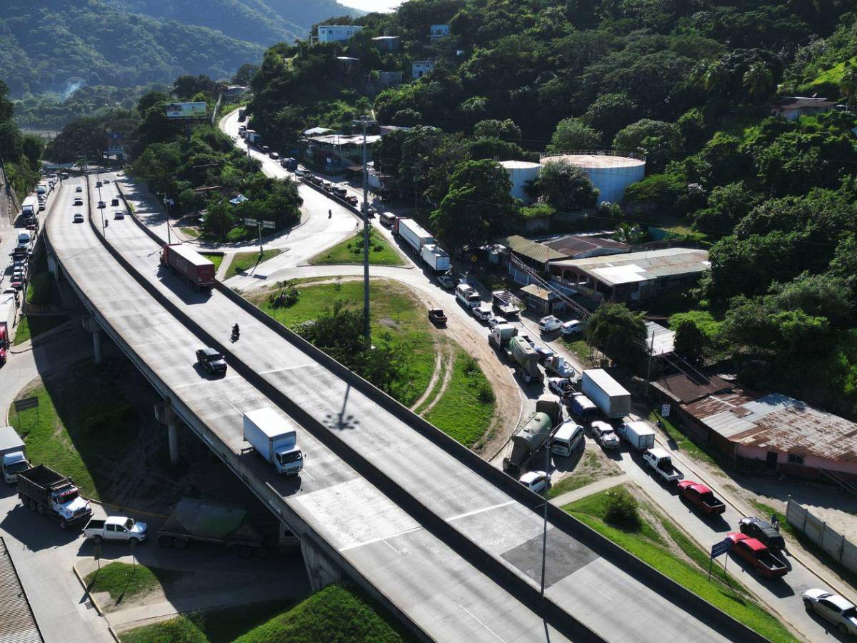Largas filas al occidente de Honduras por reparación de carretera