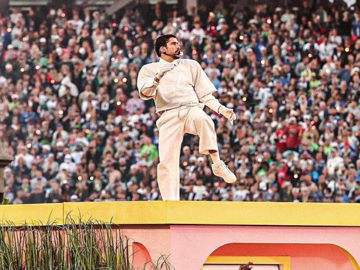 ¿Qué decía el balón que tiró Bad Bunny en el cierre del Super Bowl?