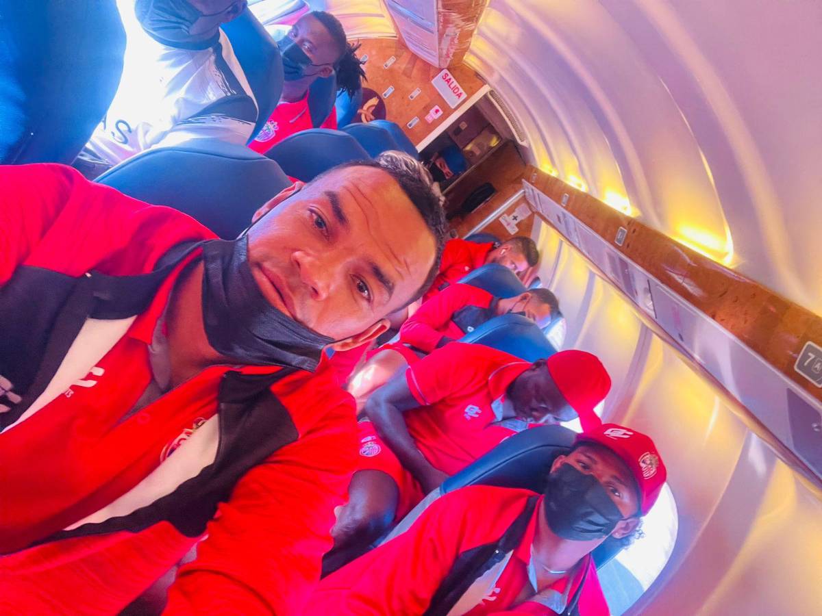 El goleador Rony Martínez y una selfie dentro del avión.
