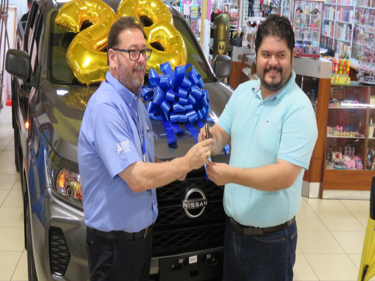 Supermercados Colonial entregó un Nissan Frontier 2025 como premio en la celebración de sus 23 años