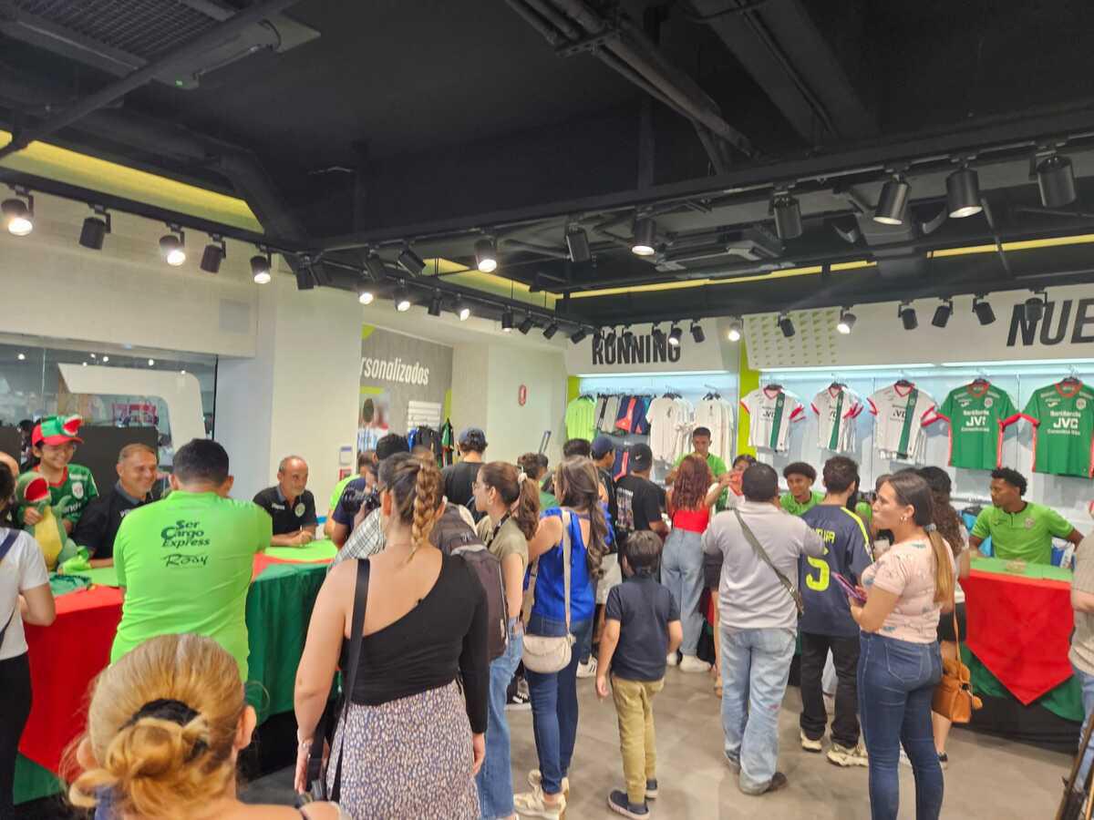 Club deportivo Marathón firma autógrafos en Sportia