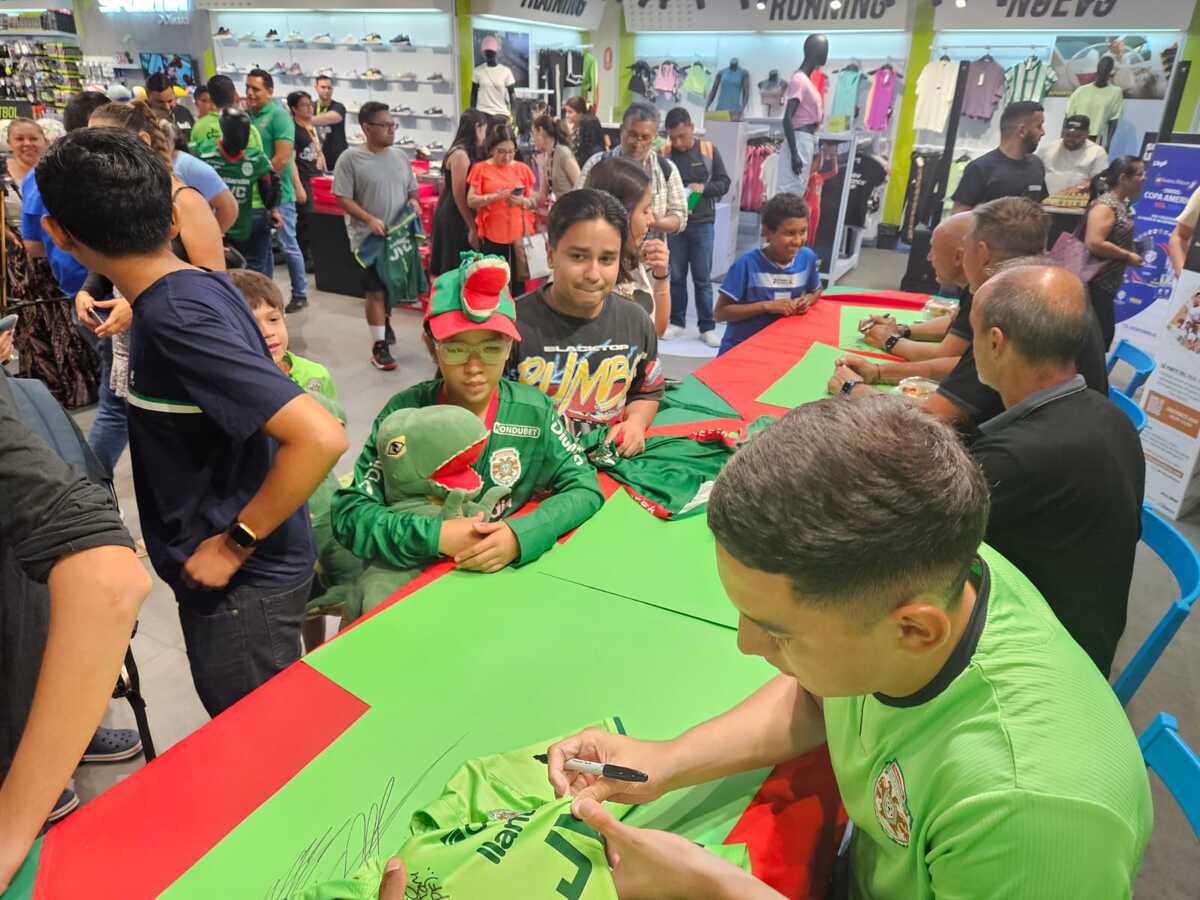 Los seguideros más pequeños llegaron hasta Sportia para tomarse una fotografía con su equipo Marathón.