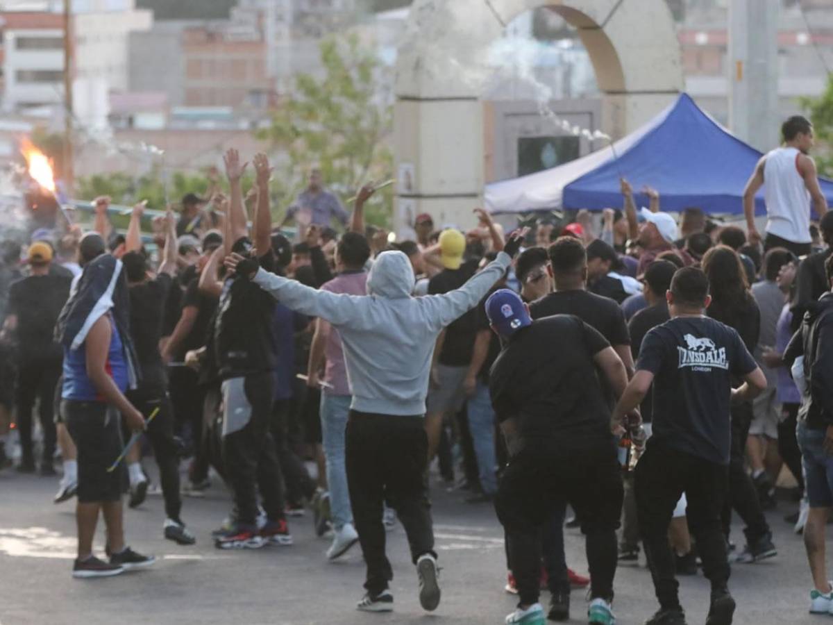 Disturbios: barras de Motagua y Olimpia se enfrentan afuera del Nacional