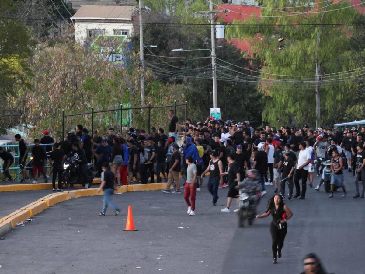 Disturbios: barras de Motagua y Olimpia se enfrentan afuera del Nacional