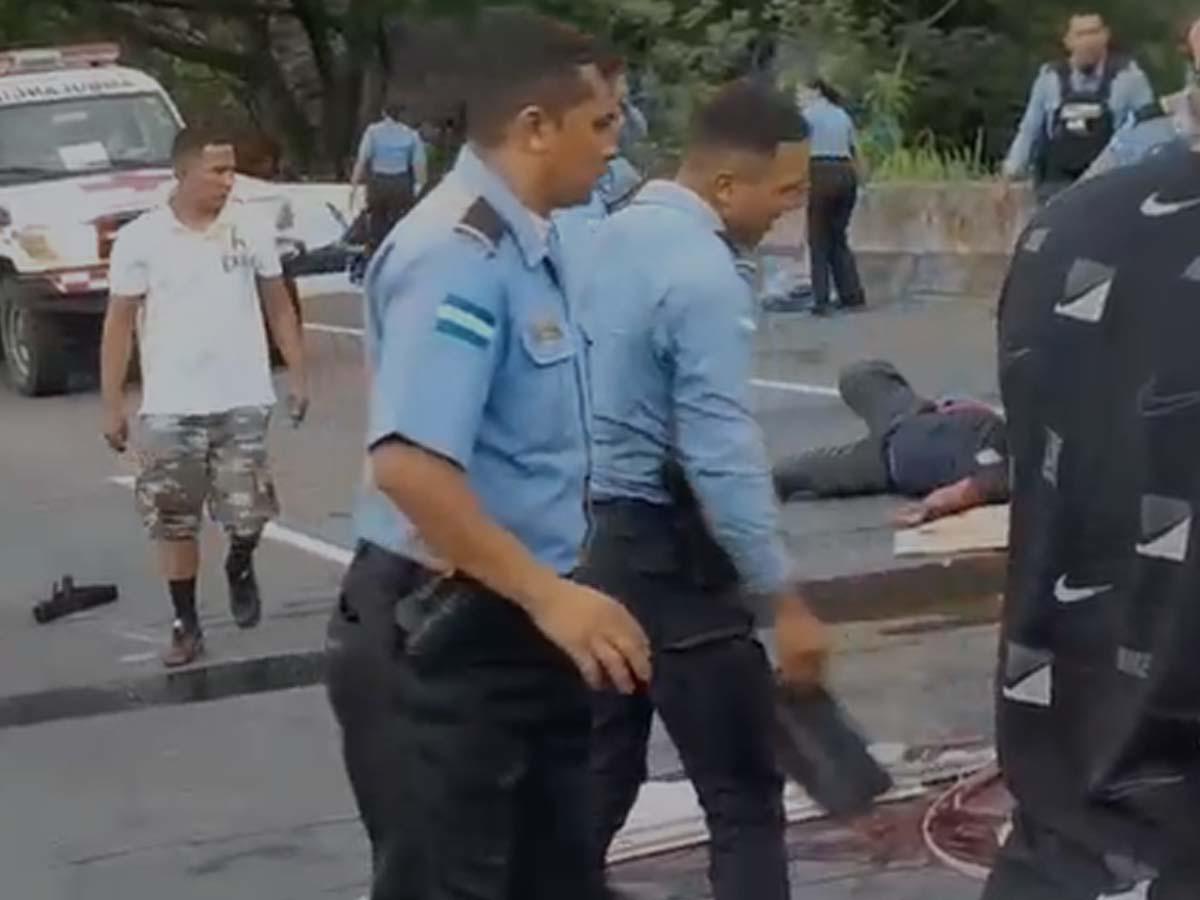 Policías venían de reclamar uniformes cuando fueron impactados por una rastra en la CA-5