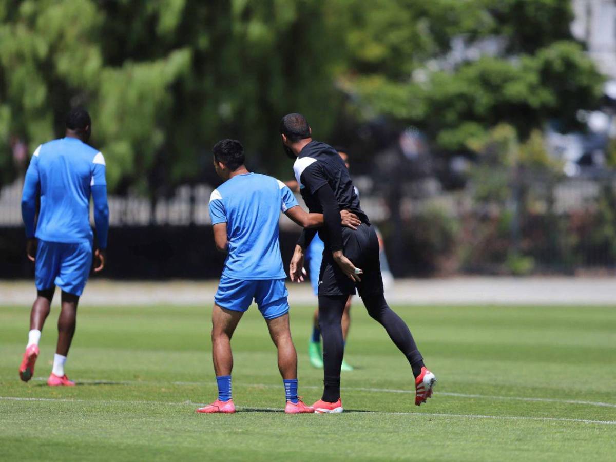 Visita especial en el entrenamiento de Honduras antes del duelo contra México