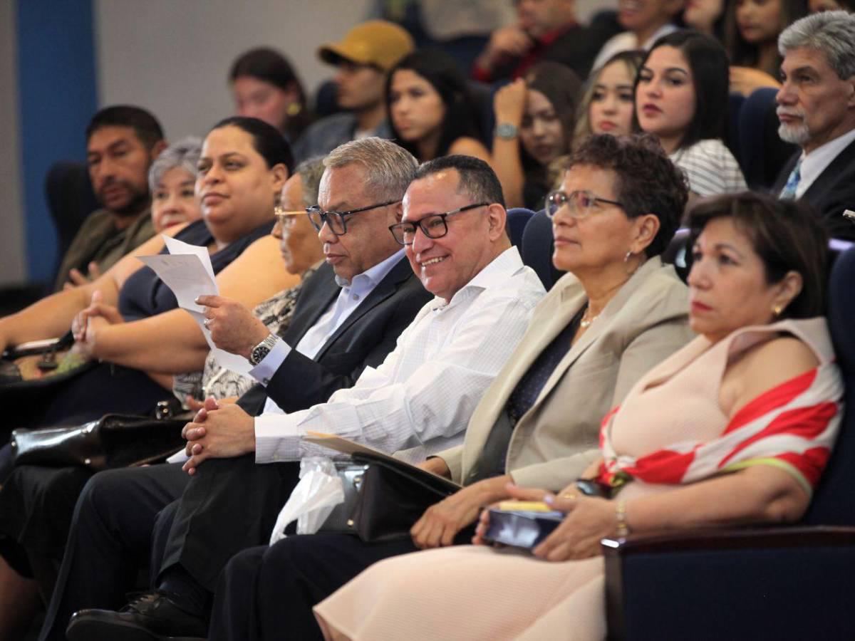 La Unah brinda especial reconocimiento a 10 egresados de la carrera de Periodismo