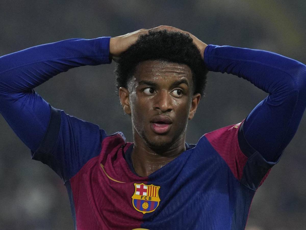 Raphinha pierde el control con el Barca y se lleva a Ter Stegen de encuentro