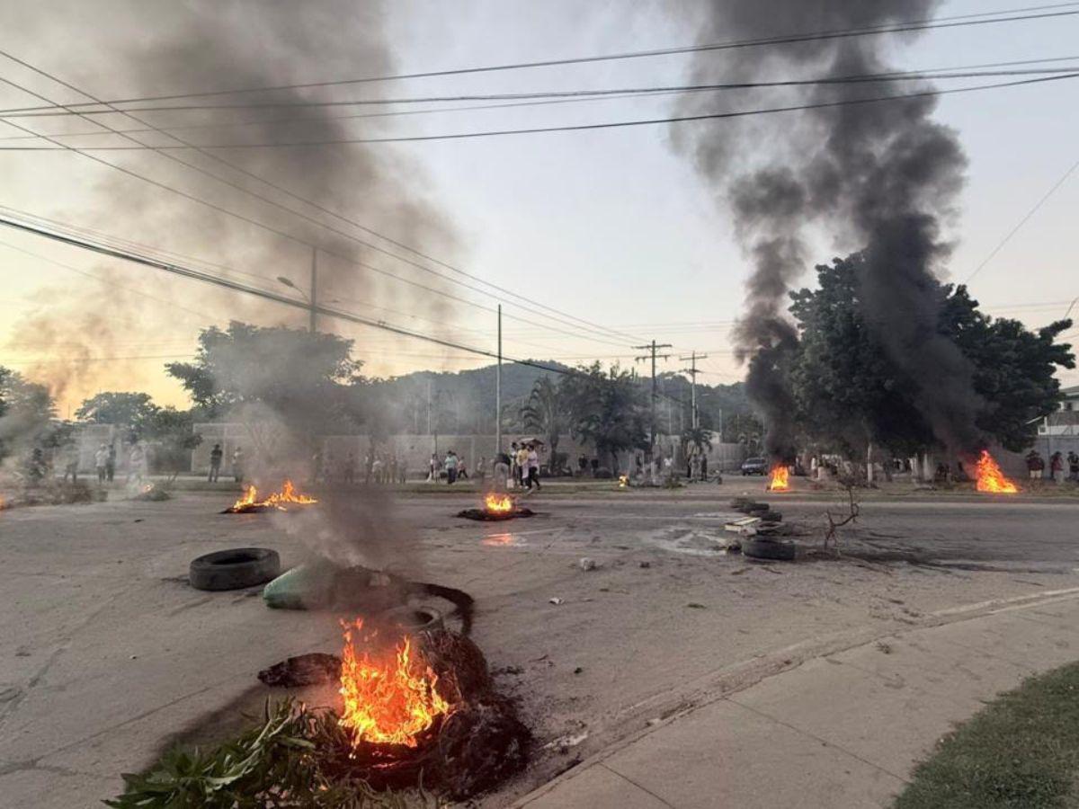 Vecinos de la Miguel Ángel entre el humo de la protesta y la inundación de las aguas negras