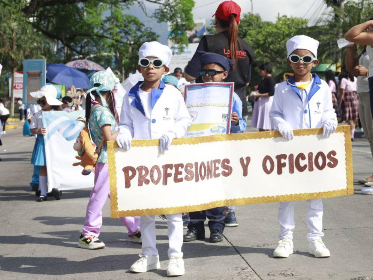 Entre ternura y orgullo patrio, niños se roban las miradas en los desfiles en SPS