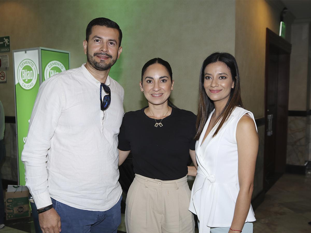Daniel Flores, Karla Cabrera y Pamela Cabrera departieron interesantes ideas durante el coctel de clausura.