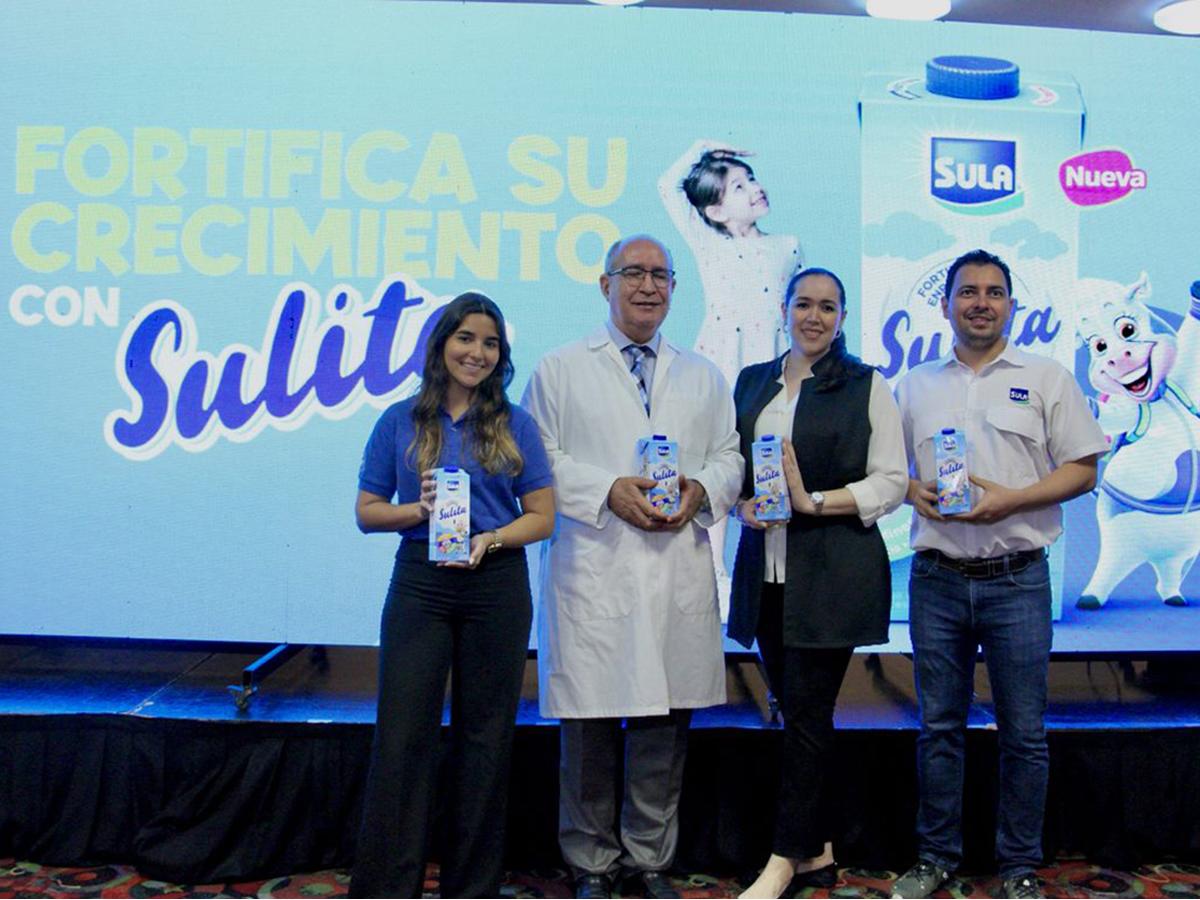 Ejecutivos de la marca Sula durante el lanzamiento de su nuevo producto leche entera fortificada Sulita, bajo el sello de calidad LACTHOSA.