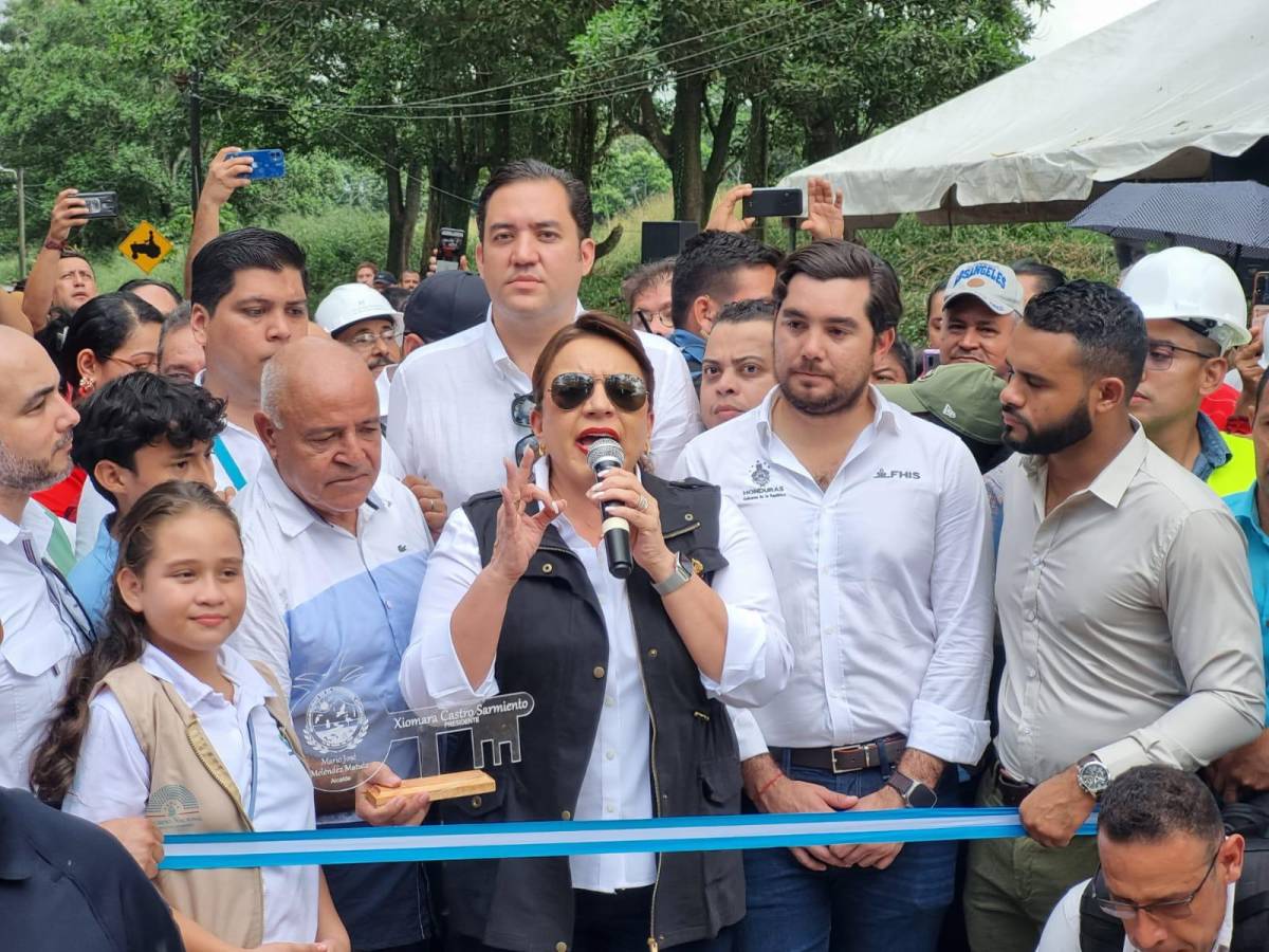 La presidenta Xiomara Castro, en la inauguración de la carretera hacia el municipio de El Porvenir, Atlántida.