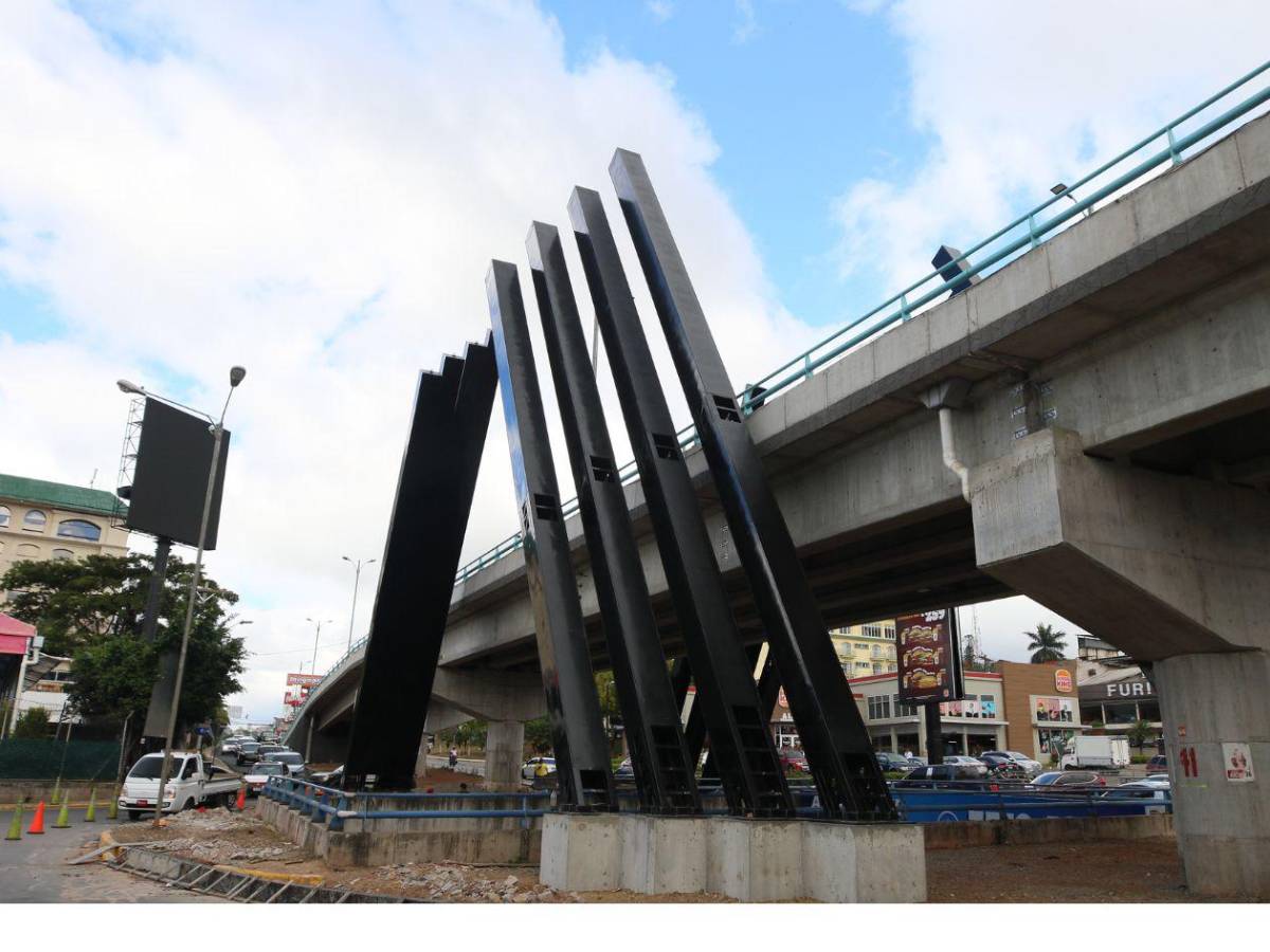 Así luce la estructura ornamental instalada en el puente Juan Pablo II
