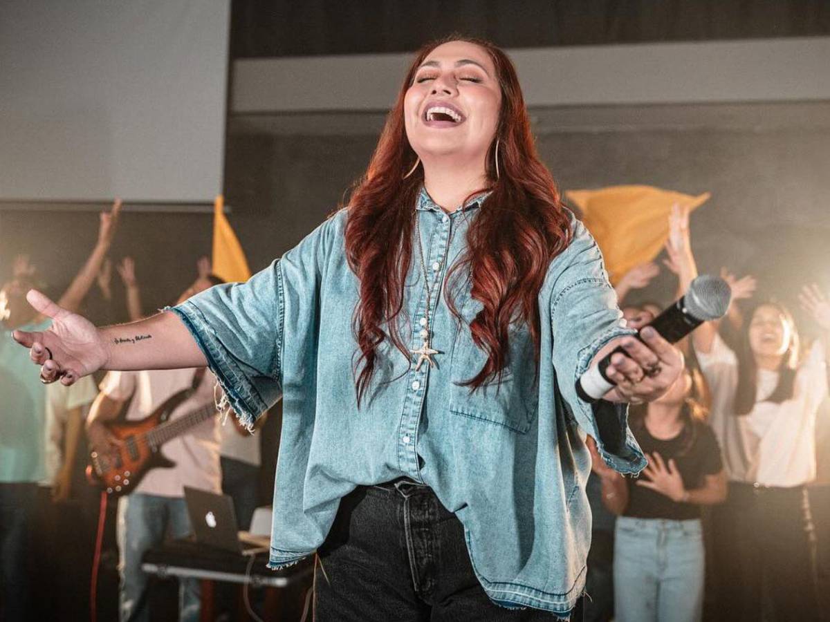 Cantante cristiana cantó gratis en boda de su pastor y terminó humillada