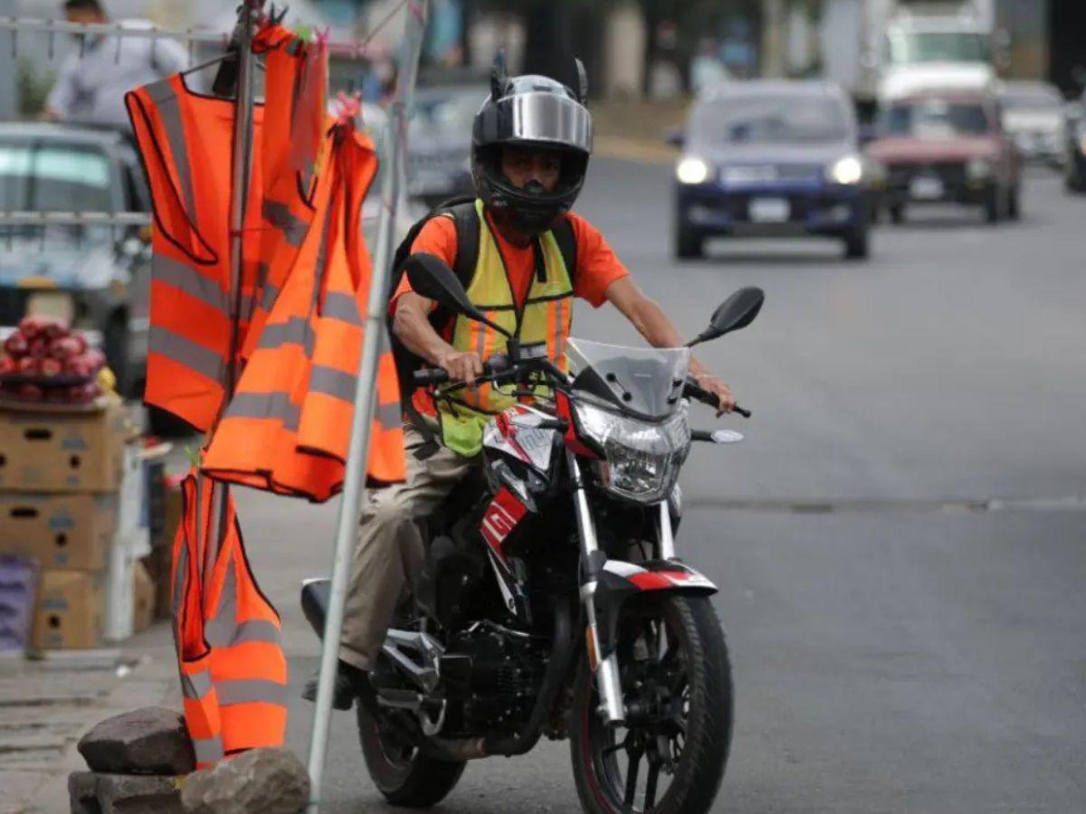 Así debe lucir correctamente el chaleco reflectivo, según DNVT