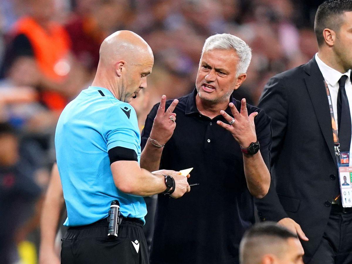 José Mourinho se mostró descontento con el arbitraje el inglés Anthony Taylor en la final de la Europa League.