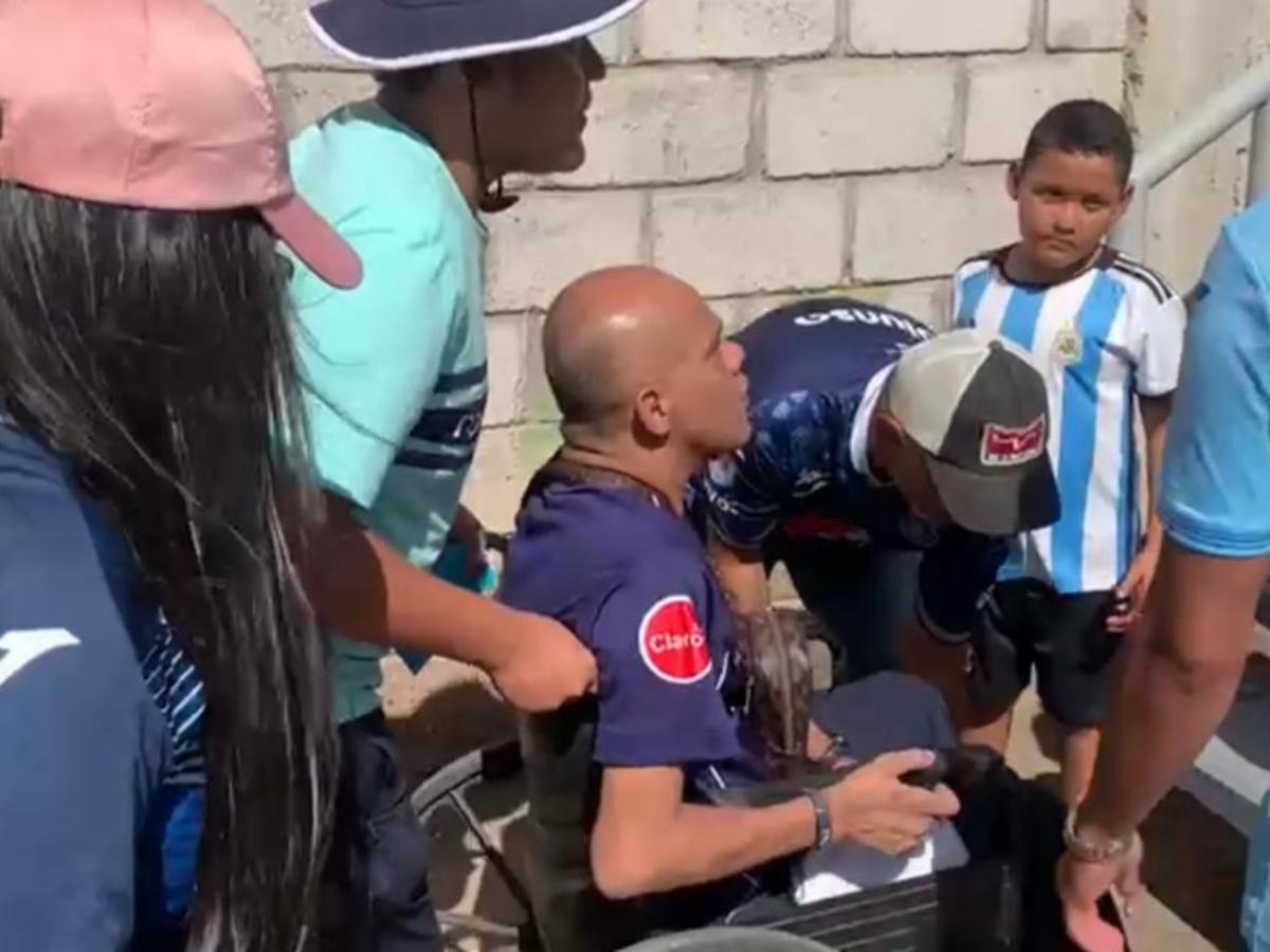 Aficionado de Motagua llegó en silla de ruedas: gran gesto de hincha de Génesis