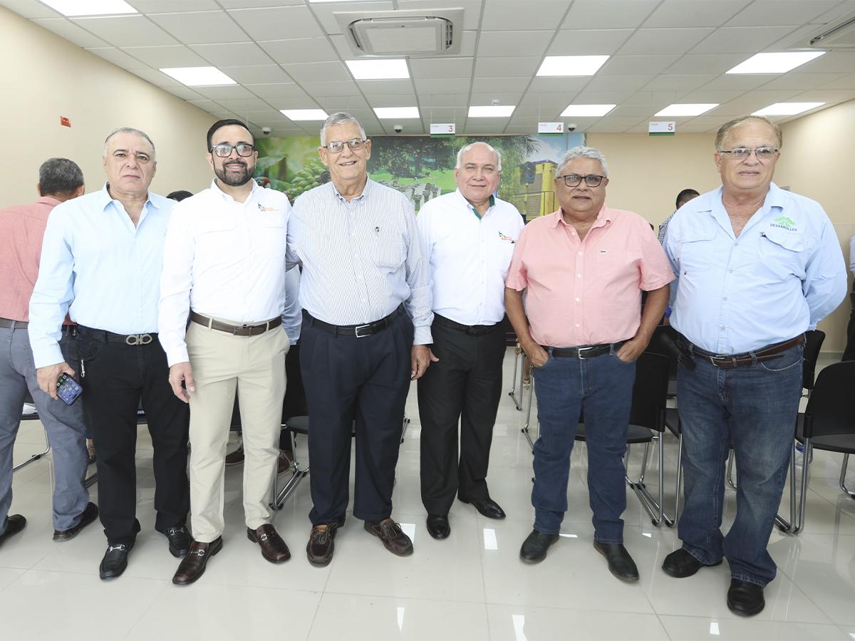 Invitados especiales y empresario de El Progreso, acompañaron a los ejecutivos y colaboradores de Banco de Occidente en la inauguración.