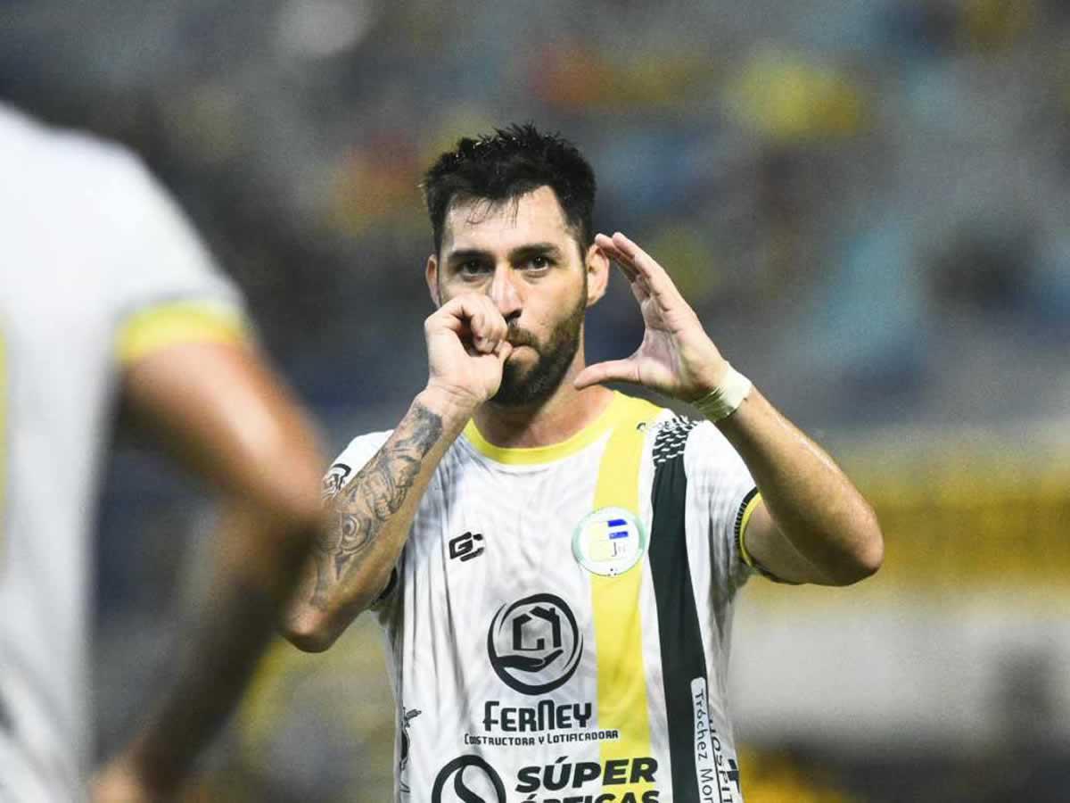 Así celebró ‘El Pájaro‘ Benítez su primer gol de la temporada con el Juticalpa FC.