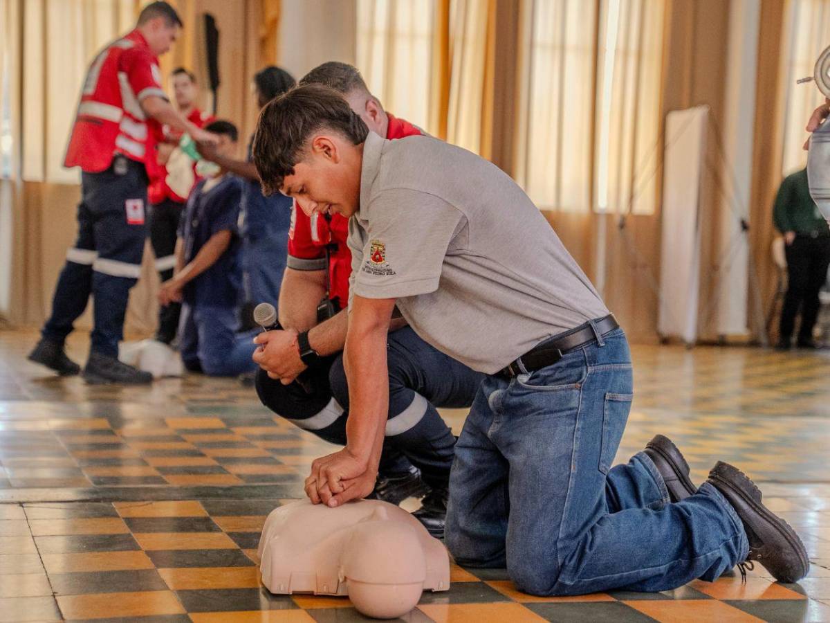 Así se preparan los estudiantes sampedranos para salvar vidas en una emergencia