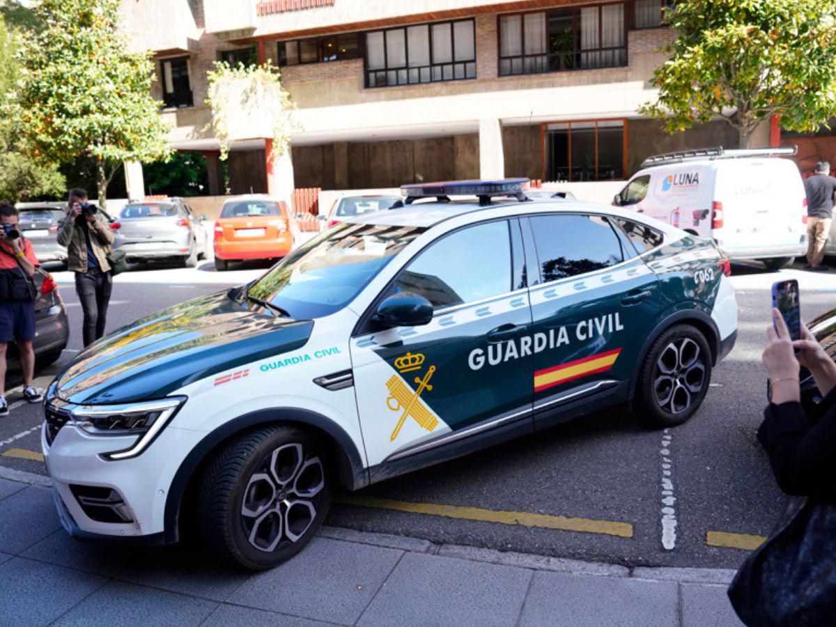Padres mantuvieron a sus hijos encerrados durante cuatro años en casa llena de basura