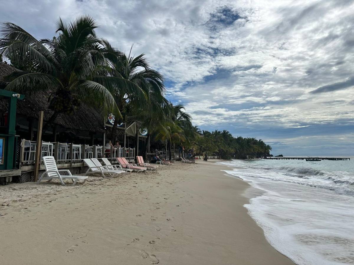 Turistas disfrutan de nuevo en las playas de Roatán