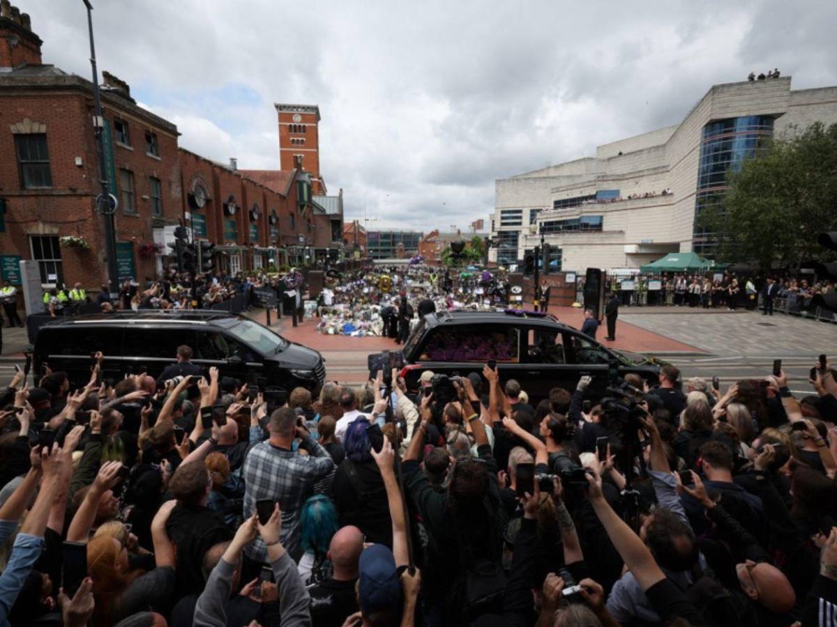 La familia Osbourne y miles de fans dan el último adiós a Ozzy