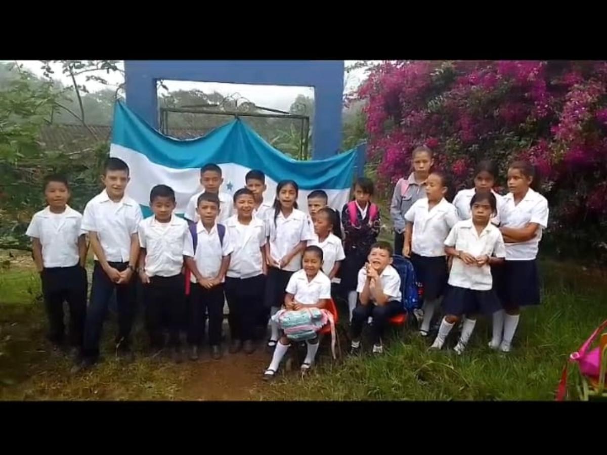 Niños de escuela de Colinas, Santa Bárbara claman por un maestro permanente