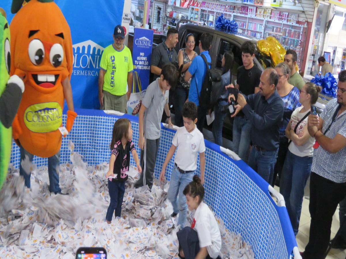 Supermercados Colonial entregó un Nissan Frontier 2025 como premio en la celebración de sus 23 años