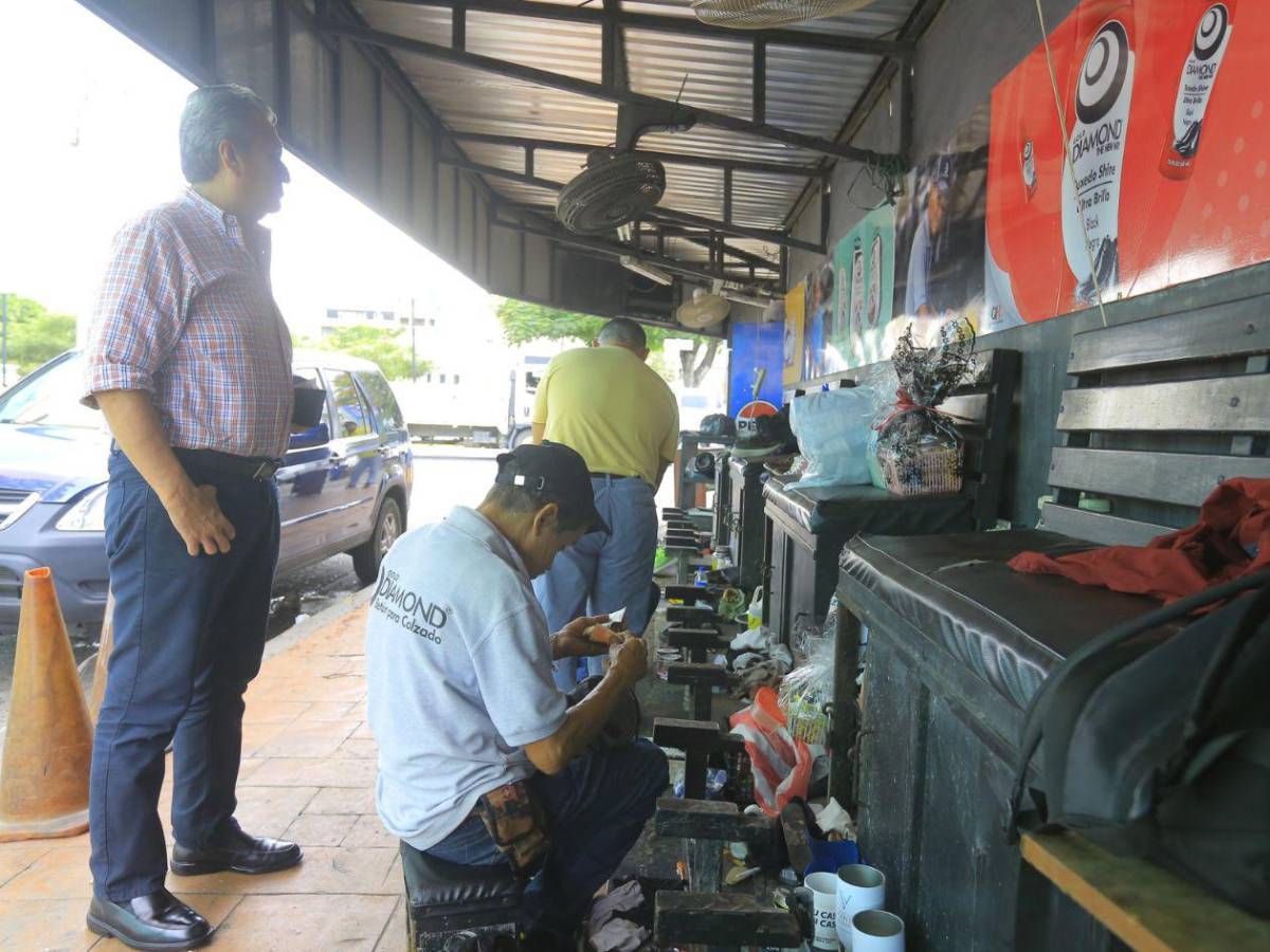 Lustradores de zapatos: el oficio que resiste al tiempo en el corazón de San Pedro Sula