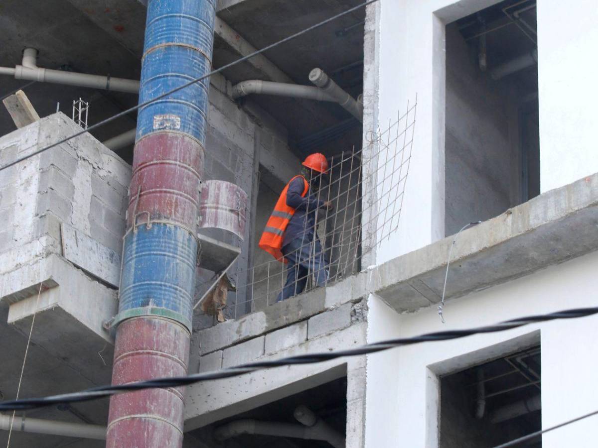 Bajo sol o la lluvia: el “motor laboral” de Honduras hace el trabajo pesado