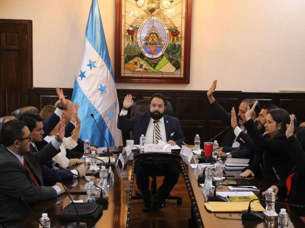 Convocan a diputados opositores a mesa de diálogos este lunes