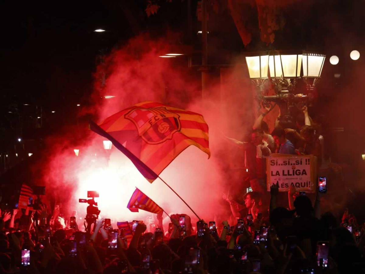 Barcelona campeón festeja, Espanyol encendió aspersores, bronca y la orden de Flick