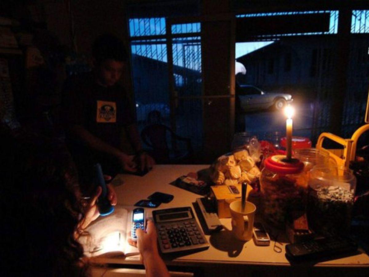 $!Los apagones son producto de las altas temperaturas y la falta de cobertura eléctrica en el país.