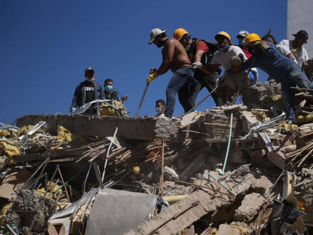 Tenía una corazonada: entre escombros, madre busca a su hijo tras el terremoto que sacudió a Colombia