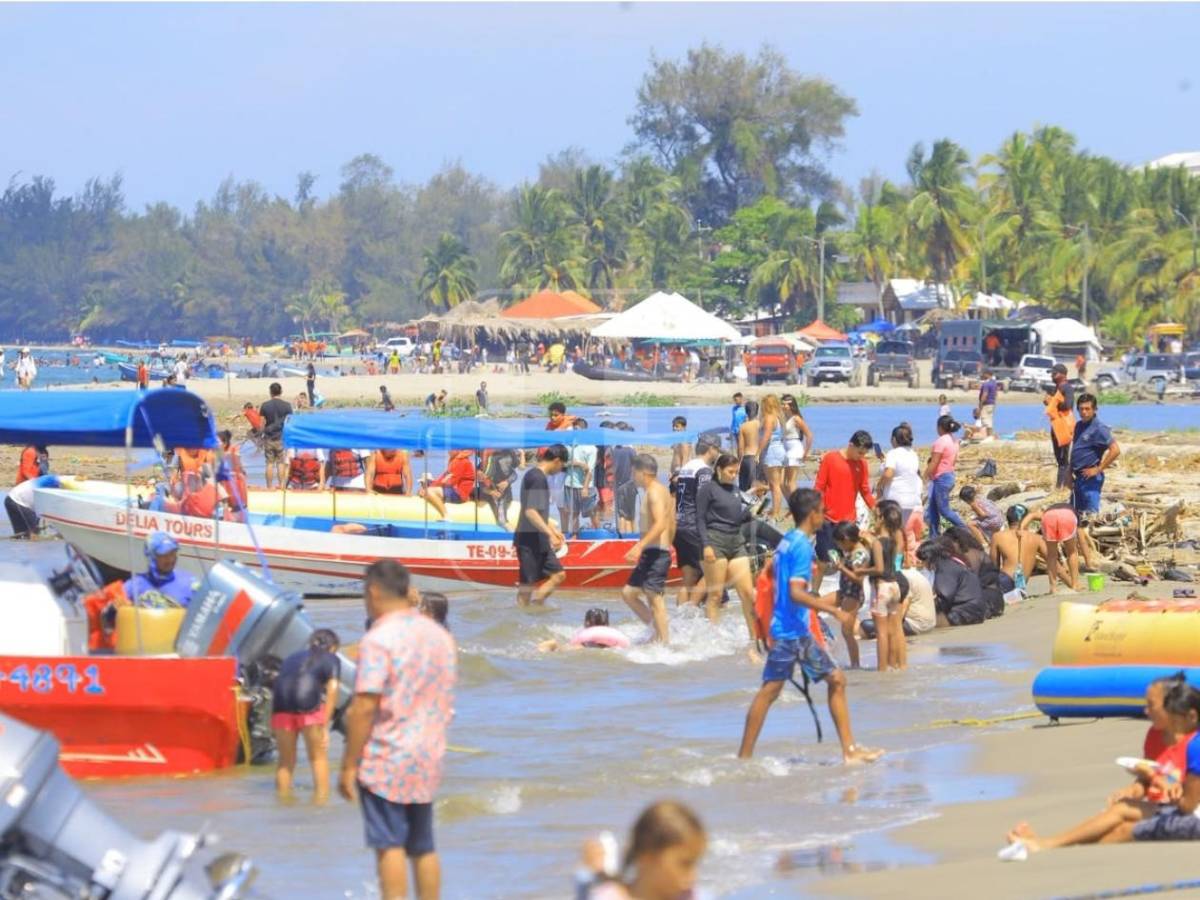 Ambiente cálido y tranquilo marca la Semana Morazánica en las bellas playas de Tela