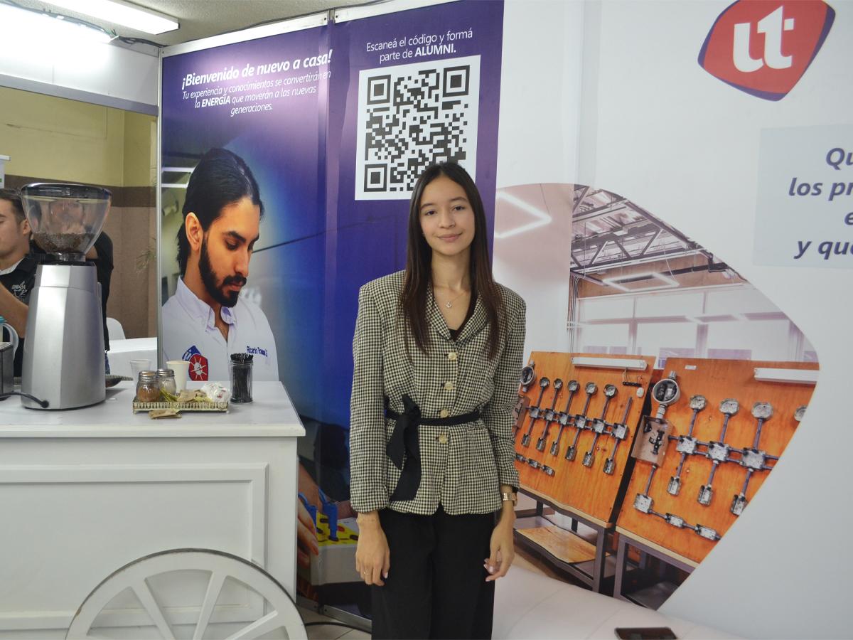 Ingeniería Denia Loany Terreros, egresada de la carrera de Ingeniería en Energía de UNITEC brindó una conferencia a los asistentes de la exposición.