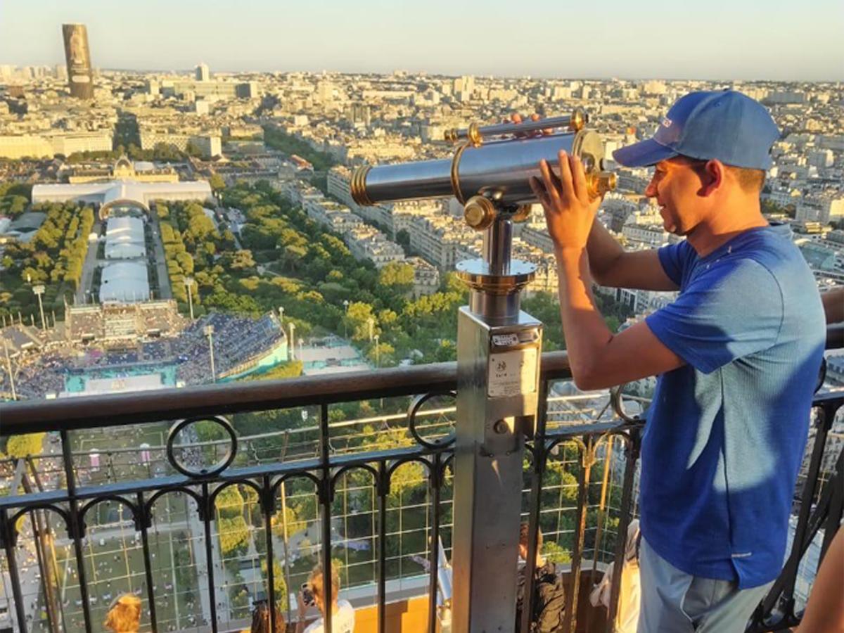 Desde lo alto de la Torre Eiffel Eber Luque pudo ver la ciudad de París en todo su esplendor: el Arco del Triunfo, el Gran Palacio, el Museo de Louvre y Notre Dame.