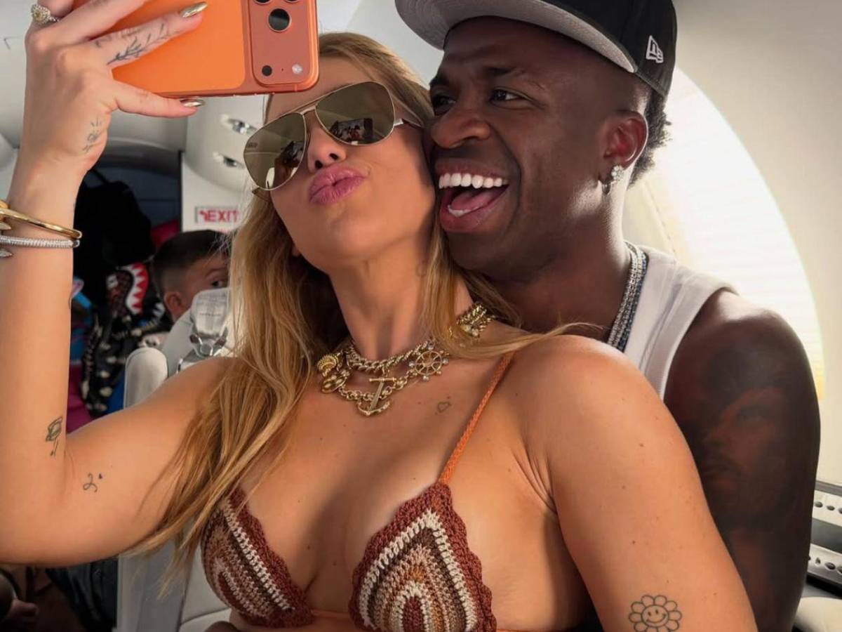 Novia de Vinícius sorprende con vestido picante y collar con su nombre