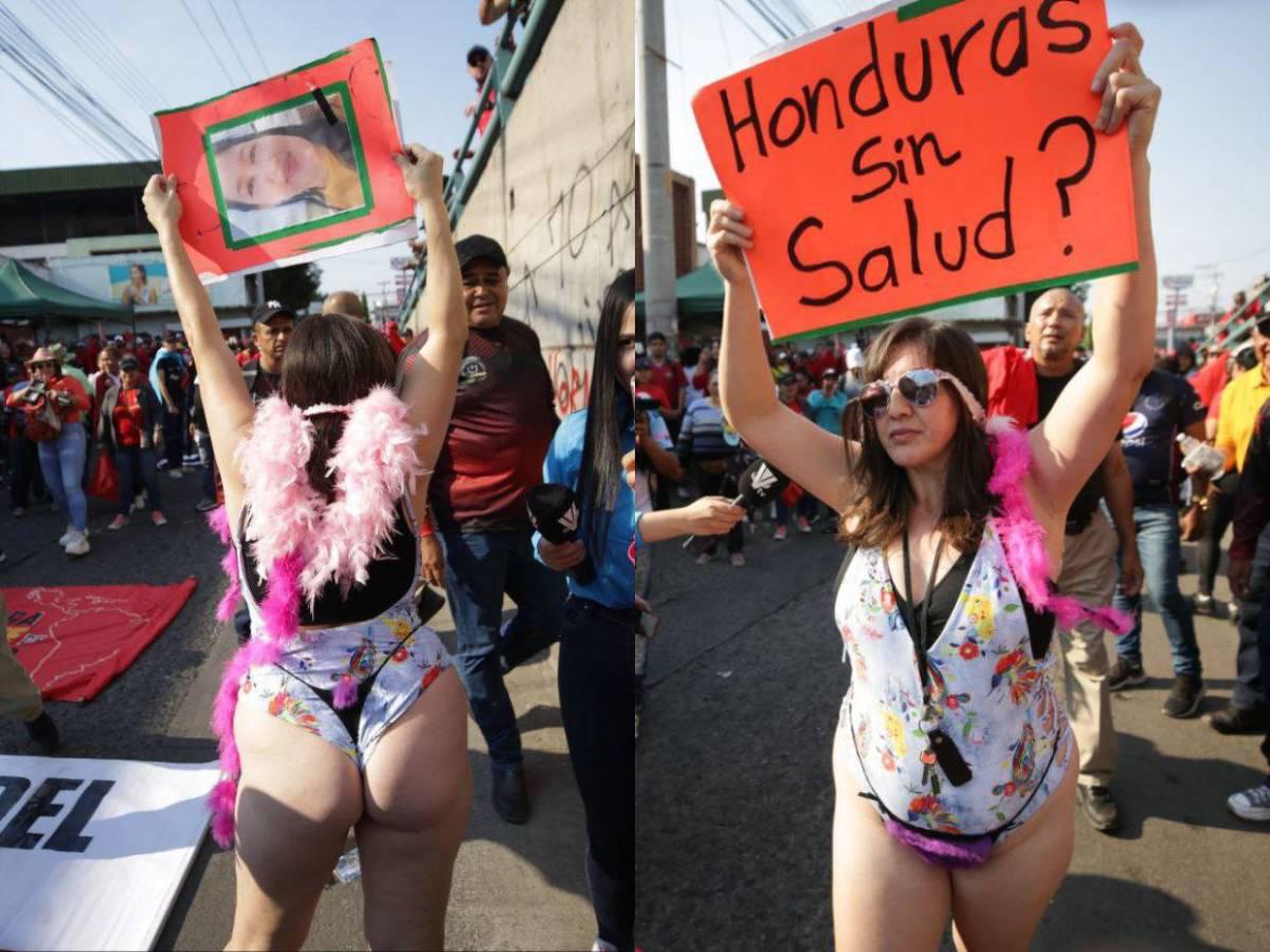 Hondureña marcha en traje de baño en el Día del Trabajador y exige justicia por las mujeres