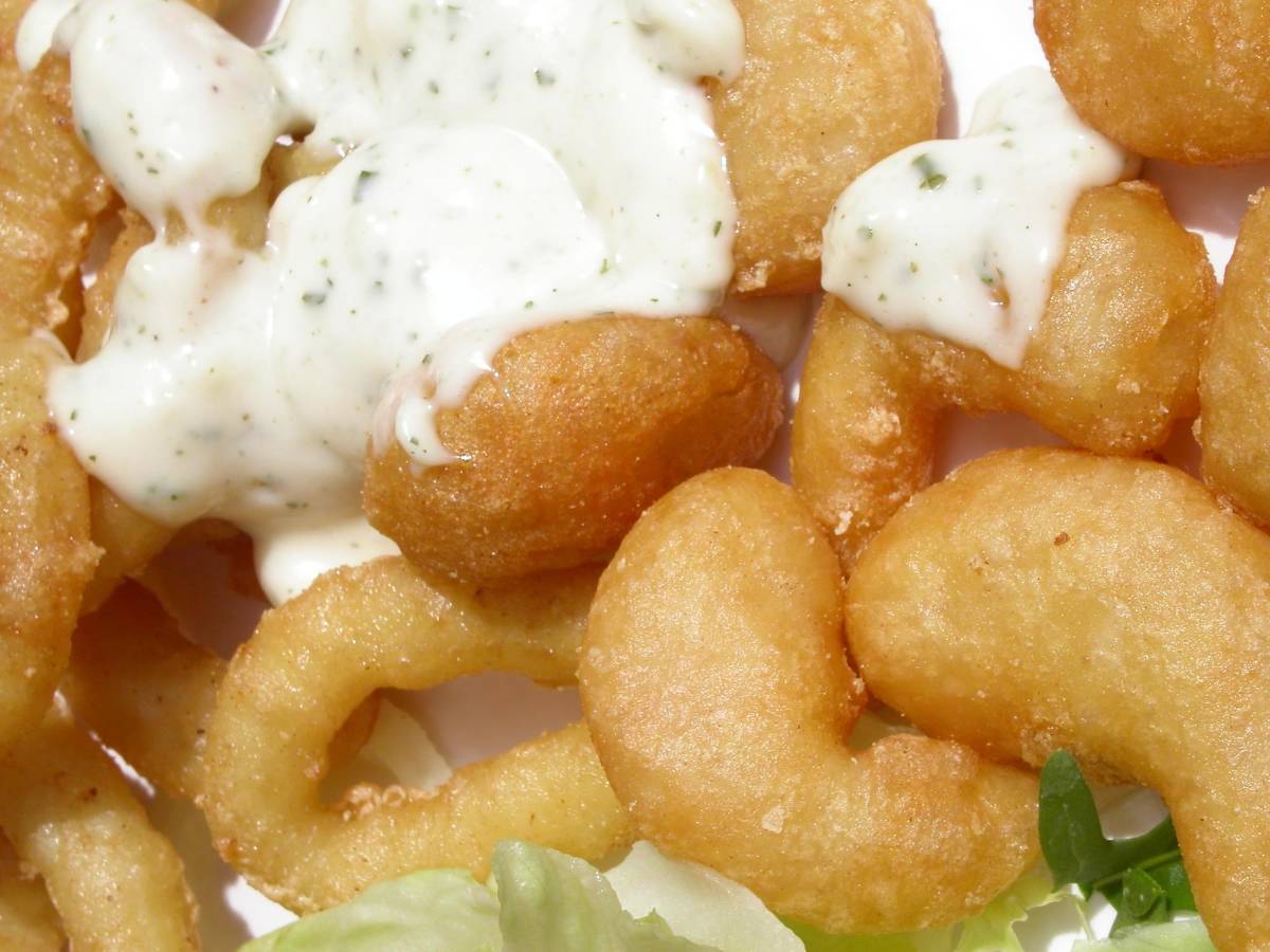 El fritto misto, la versión italiana del capeado, puede llevar 2 o 3 ingredientes, e incluso hasta 7, entre estos, carnes, alcachofas, zucchinis, champiñones, etc.