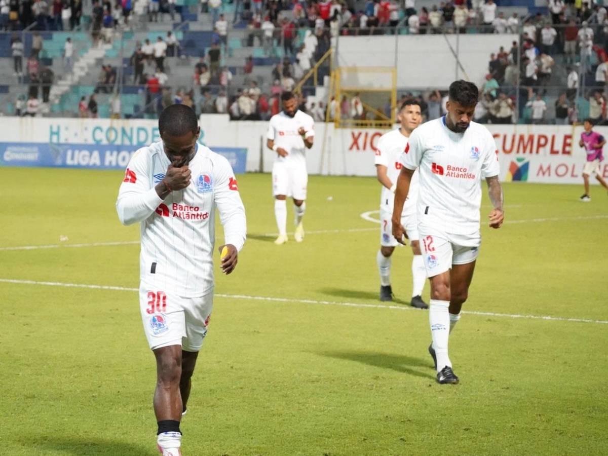 Caras largas en Olimpia, enfado de la afición con Espinel y festejo de Victoria