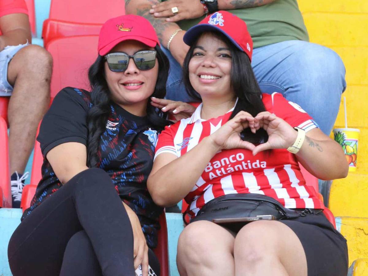 La chica que robó suspiros y el color de la Ultra Fiel en el Olimpia vs Motagua