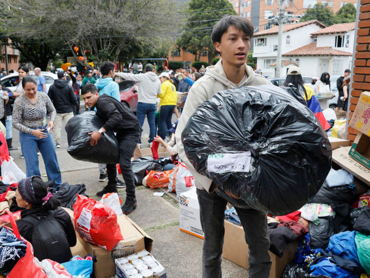 Cientos de voluntarios reúnen ayuda en Bogotá para enviar a Venezuela tras terremotos
