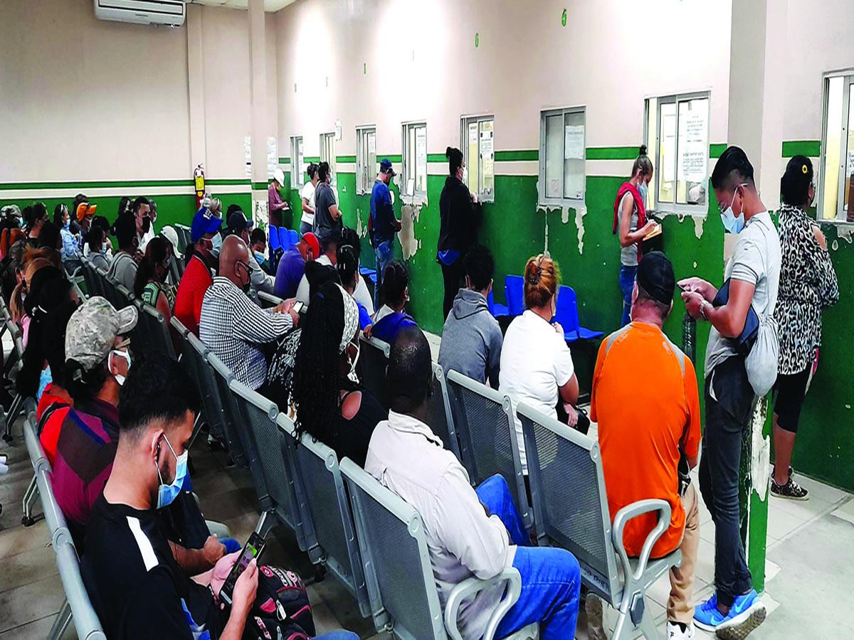 Pacientes del IHSS exigen medicinas; farmacia dice que hay