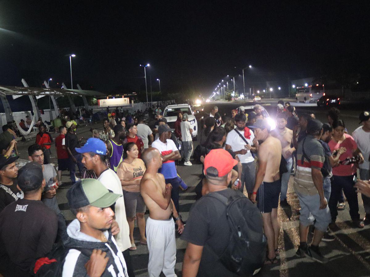 Migrantes protestan en la frontera sur de México tras la suspensión de permisos