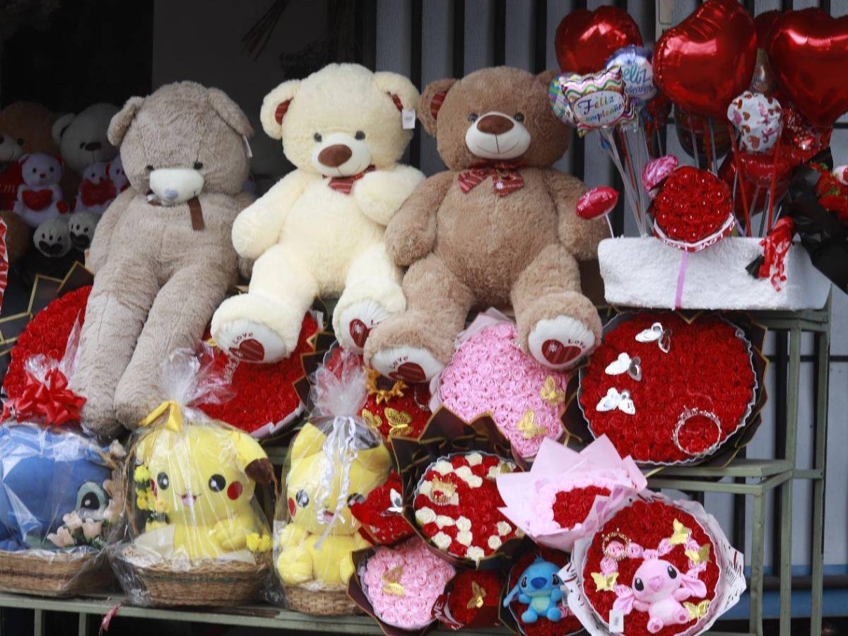 Color y romanticismo invaden el sector Guamilito por el Día del Amor y la Amistad