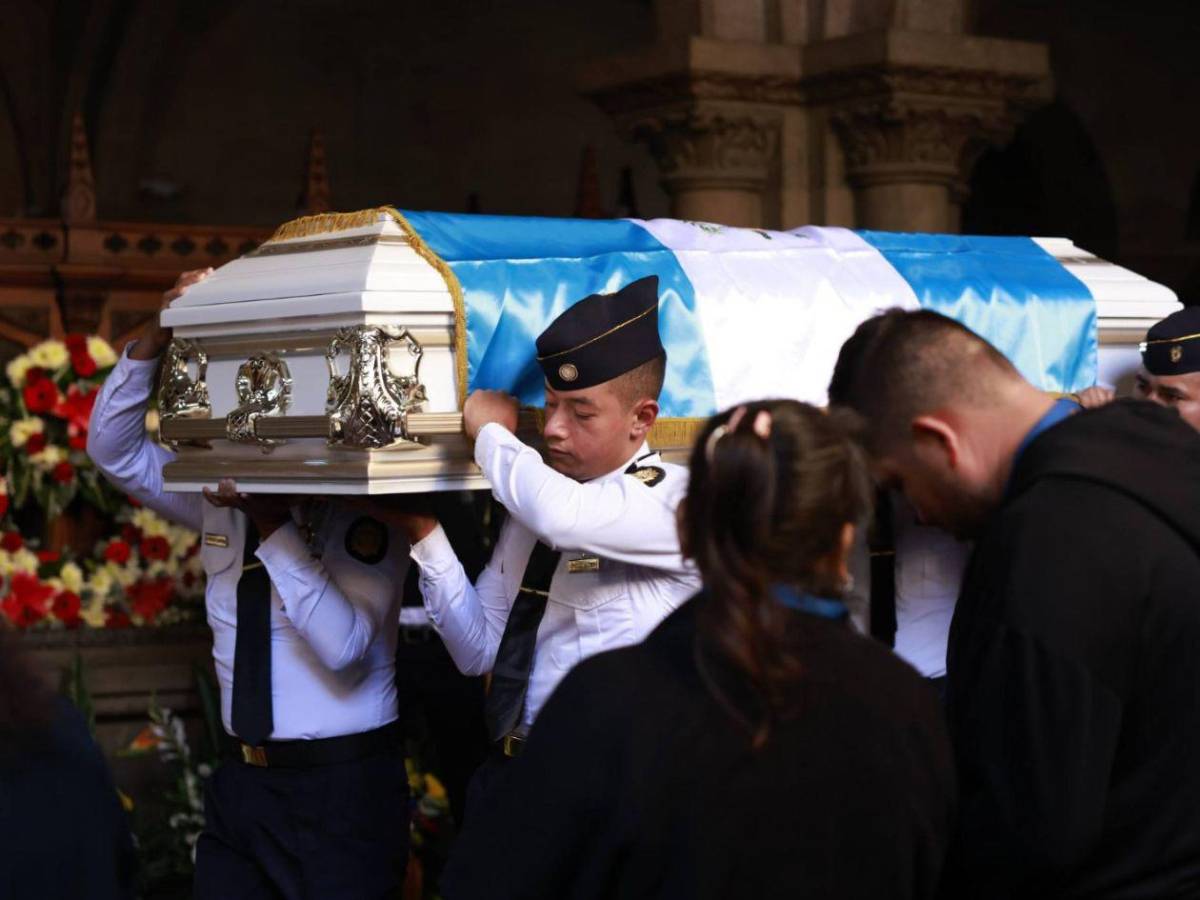 Así fue el emotivo homenaje a policías asesinados en motines en Guatemala